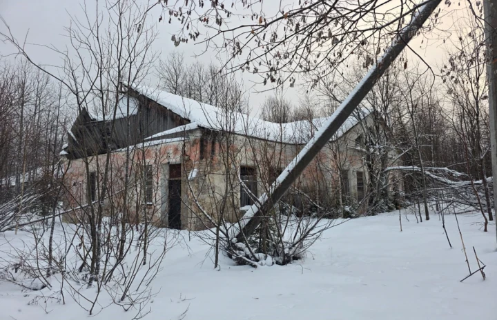 Здание площадью 166,3 кв. м, земельный участок, площадью 2801 кв. м: Республика Коми, г. Сосногорск, пгт. Войвож, ул. Больничная, д. 4а, строен. 5